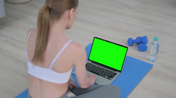 Hátsó nézet a nő segítségével laptop Chroma Key Screen a jóga matrac — Stock Fotó