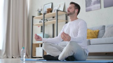 Olgun Yetişkin Adam Kulaklıkla Müzik Dinliyor ve Meditasyon 