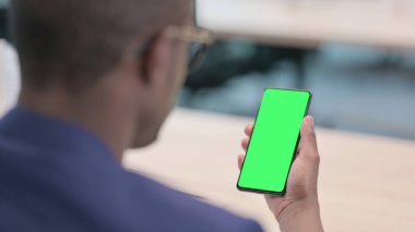 Genç Afrikalı İşadamı Yeşil Krom Ekran ile Akıllı Telefon Kullanıyor