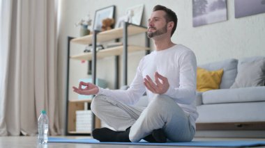 Yetişkin Adam Evde Yoga Matt Üzerine Meditasyon Yapıyor