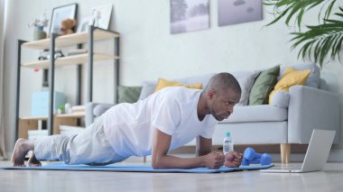 Afrikalı Adam Evdeki Yoga Mattı 'nda Plank yapıyor.