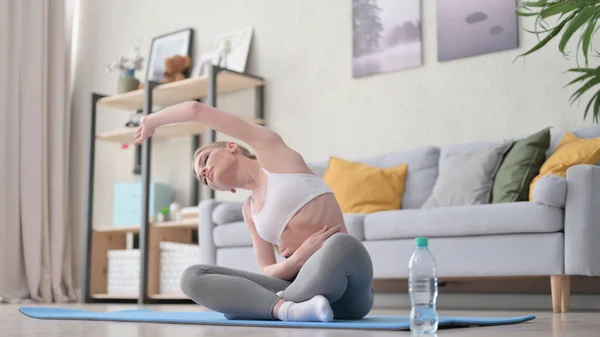 Békés nő otthon meditál a jóga matracon — Stock Fotó