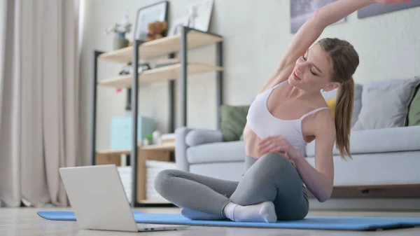 Nő csinál Stretches a jóga matrac otthon — Stock Fotó