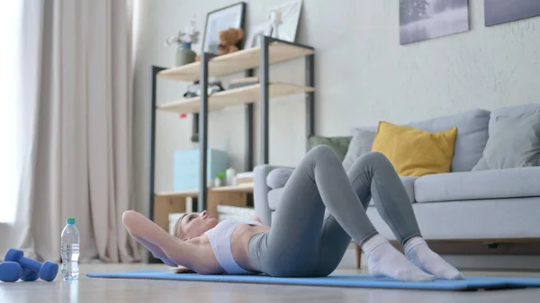 Primer plano de la Mujer haciendo Crunches en Yoga Mat —  Fotos de Stock