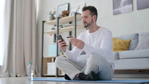Hombre adulto maduro haciendo compras en línea en Smartphone en Yoga Mat —  Fotos de Stock