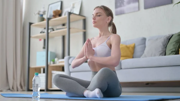 Mujer Meditando en Esterilla de Yoga en Casa —  Fotos de Stock