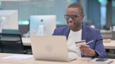 Genç Afrikalı İş Adamı tarafından Bilgisayarda Başarılı Çevrimiçi Ödeme