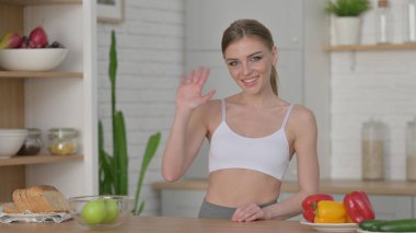 Mutfaktayken Kafasını Sallayan Kadın İşareti Yok