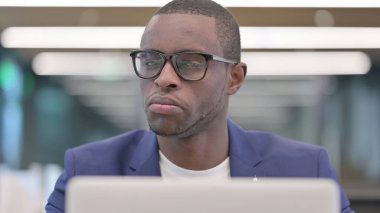 İş Başındaki Genç Afrikalı İş Adamından Kafa Sarsıntısı Yok