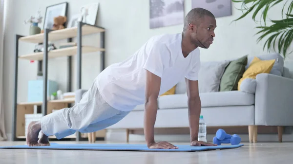 Africano haciendo flexiones en casa —  Fotos de Stock