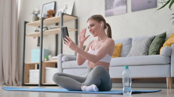 Nő beszél videohívás Smartphone miközben ül a jóga matrac — Stock Fotó