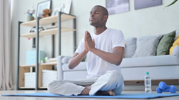 Afrikai férfi otthon meditál a jóga matracon — Stock Fotó