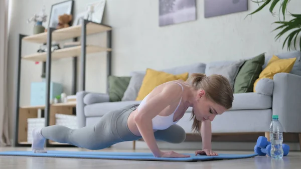 Mujer haciendo Crunches Ejercicio en Yoga Mat —  Fotos de Stock