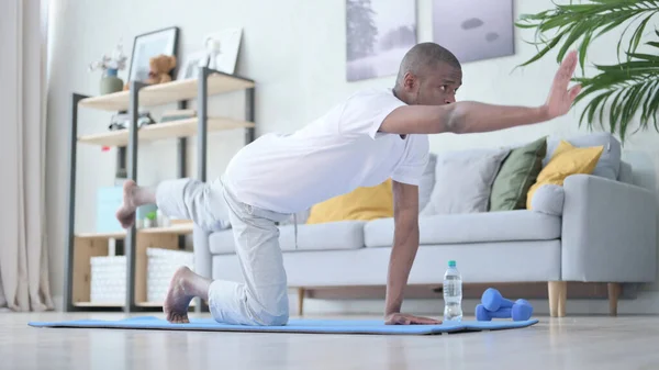 Hombre Africano haciendo Entrenamiento en Yoga Mat en Casa —  Fotos de Stock