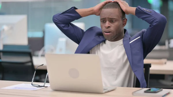 Jonge Afrikaanse zakenman met laptop heeft verlies, mislukking — Stockfoto