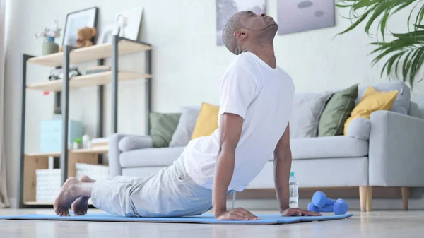 Hombre Africano haciendo Yoga en Estera de Yoga en Casa —  Fotos de Stock