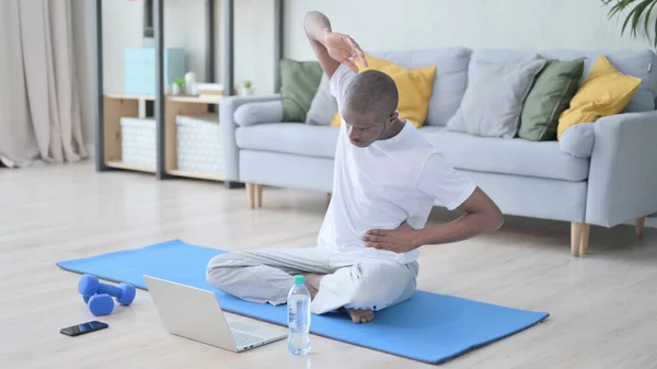 Afrikai Man csinál video hívás Laptop közben jóga matrac — Stock Fotó