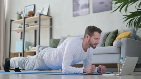 Felnőtt férfi laptoppal a jóga matracon otthon — Stock Fotó