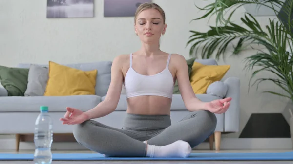 Közelkép a nő csinál meditáció csukott szemmel — Stock Fotó