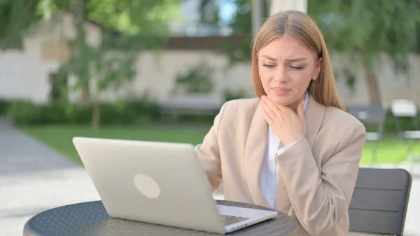 Empresária com laptop tosse no café ao ar livre — Fotografia de Stock