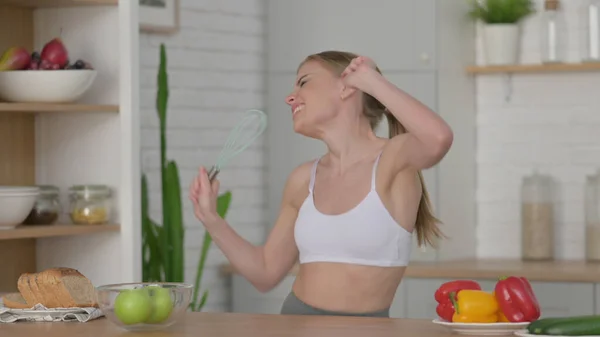 Woman Showing Thumbs up while Holding Apple in Kitchen — Stock Photo, Image