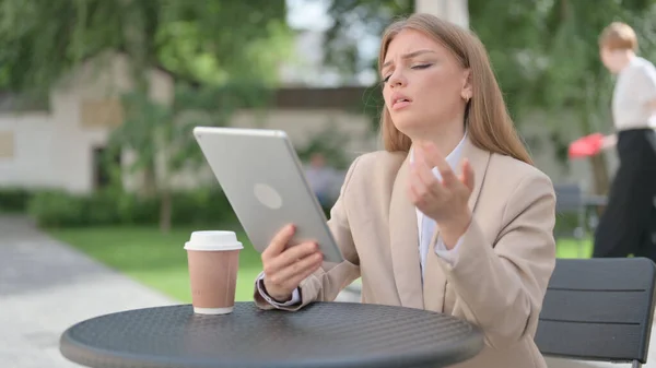 Mujer de negocios molesta por la pérdida en la tableta en el café al aire libre — Foto de Stock