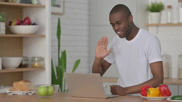 Homem Africano fazendo chamada de vídeo no laptop na cozinha — Fotografia de Stock