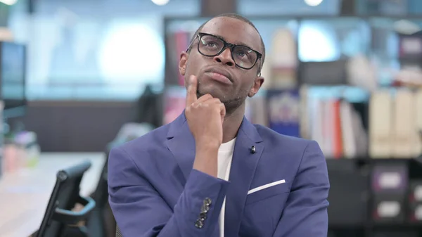 Retrato de pensativo joven empresario africano Pensando —  Fotos de Stock