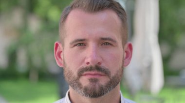 Ciddi İfadesi Olan Olgun Yetişkin Adam 'ın Yüzü