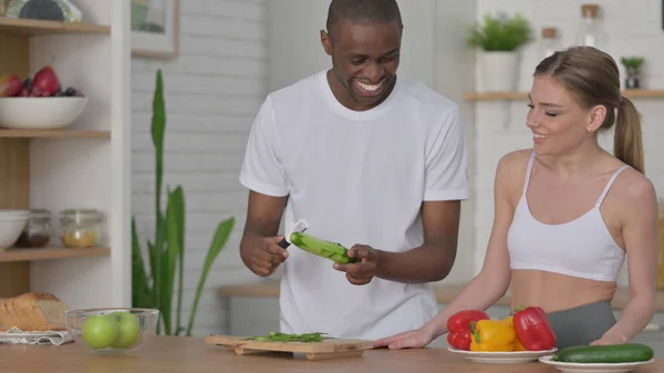 Pareja pelando pepino en la cocina, Cocinar juntos —  Fotos de Stock