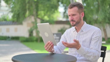 Olgun Yetişkin Adam Tabletteki Kayıp 'tan ÜzgünName