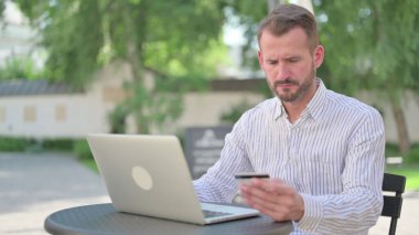 Yetişkin Adam tarafından Bilgisayarda Çevrimiçi Ödeme Başarısızlığı 