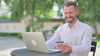 Yetişkin Adam tarafından dizüstü bilgisayarda başarılı bir çevrimiçi ödeme 