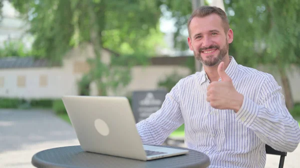 Thumbs Up by Mature Adult Man with Laptop in Outdoor Cafe — Stok Foto