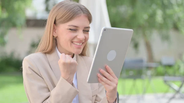 Empresária ao ar livre comemorando no tablet — Fotografia de Stock