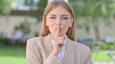 İş kadınının açık hava portresi Sessiz İşaret, Dudakta Parmak 