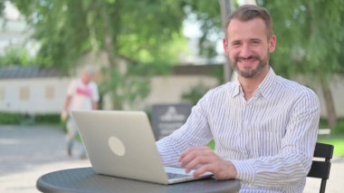 Olgun Yetişkin Adam Kafasını Sallıyor Açık Cafe 'de Evet İşareti 