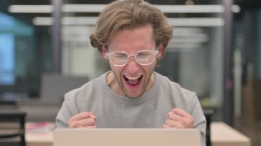 İşyerinde Dizüstü bilgisayarda Kutlama Yapan Başarılı Adam Portresi