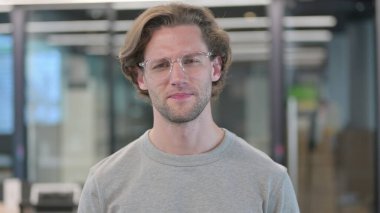 Başı Sallanan Adam 'dan Hiç İşaret Yok Portresi