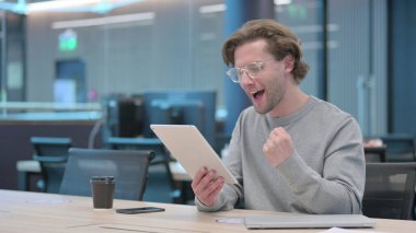 Tablette Kutlama Yapan Başarılı Genç Adam