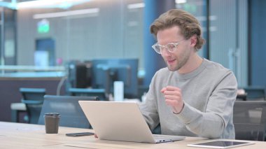 Dizüstü bilgisayarlı genç adam kayıp ve başarısızlığa uğruyor.