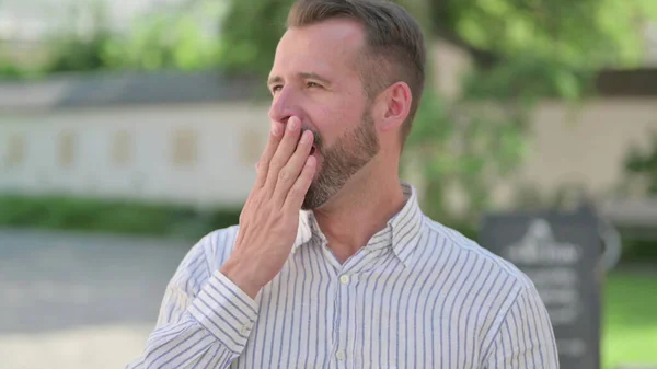 Outdoor Portrait of Sleeping Mature Adult Man Yawning — Stockfoto