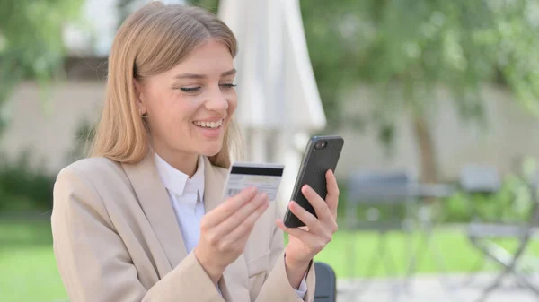 Mujer de negocios al aire libre haciendo compras en línea en el teléfono inteligente — Foto de Stock