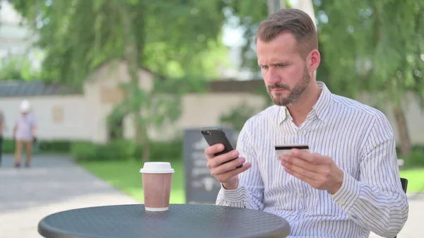 Homem adulto maduro com pagamento on-line mal sucedido em Smartphone — Fotografia de Stock