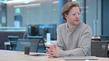 Düşünen, Endişeli Genç Adam