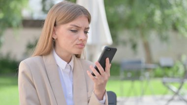 Açıkhava İş Kadını Akıllı Telefondaki Kayıp 'tan ÜzgünComment