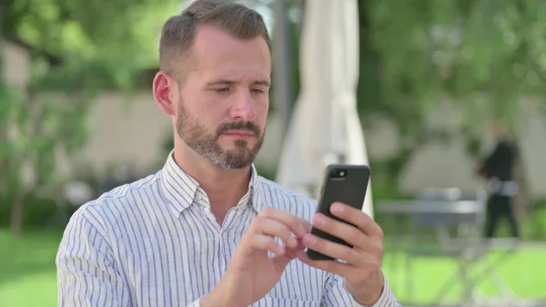 Outdoor Portrait of Mature Adult Man Browsing Internet on Smartphone — Stock Photo, Image