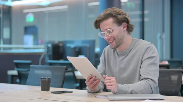 Fiatal férfi csinál video chat a Tablet az irodában — Stock Fotó