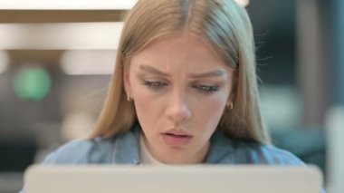 Dizüstü bilgisayar kullanırken Kayıp Kadın Tepkisini Kapat
