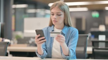 Çevrimiçi Ödeme Hatası Olan Genç Kadın Akıllı Telefon 'da